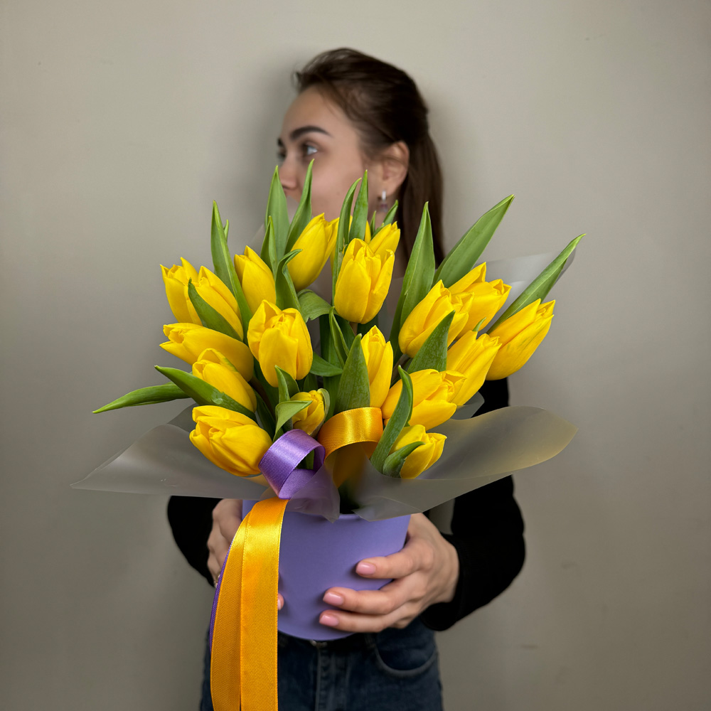 Шляпная коробка с Тюльпанами микс на усмотрение флориста
